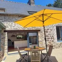Grande maison de famille à la campagne - 10mn de la mer – hotel w mieście Planguenoual
