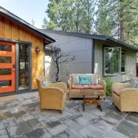 2 Master Suites, Fenced Yard, Hot Tub, hotel di Bend