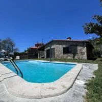 Casa 2 habitaciones con piscina y cenador al aire libre, hotel a Pontevedra