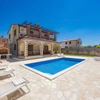Villa Brioni with pool by Rentistra, hotell i Čabrunići