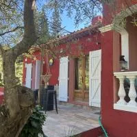 Villa au cœur de la Provence en pleine nature plage a 30 kilometres, hôtel à Évenos