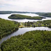 Auberge du Lac-à-l'Eau-Claire, ξενοδοχείο σε Saint-Alexis-des-Monts