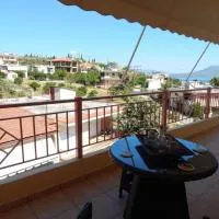 Angela's Apartment with beautiful balcony view โรงแรมในอากิโอส คอนสแตติโนส ฟทิโอทิดา