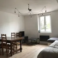 Appartement St Cyr Coëtquidan، فندق في Guer