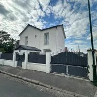 Luxueuse Villa Neuve avec Jardin, hotel i Colombes