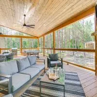 Scenic Riverfront Escape: Outdoor Oasis w/ Hot Tub, hotel em Broken Bow