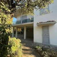 Casa Bianca con giardino a Magreta di Formigine، فندق في Magreta