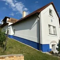 Nad Slováckým sklípkem โรงแรมในTupesy