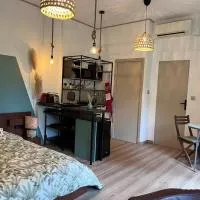 Charmant studio en rez de jardin Chaville، فندق في شافييل