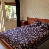 Blå rummet - Rum i familjärt boende - Sängkläder, handdukar & egen toa, hotel sa Färjestaden