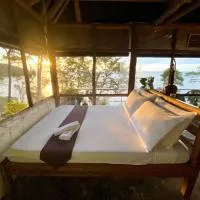 Serenity Palawan Private Oceanfront Cliff House, hotel en Bacungan