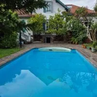 Apartment 55 m2, sunny garden & pool in Villa 1905, hotel in Hendaye