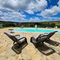 Chalés Vila Carrancas - Ao lado do centro com piscina, cozinha completa e muita tranquilidade, hotel in Carrancas