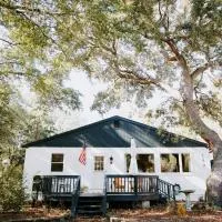 Cottage by the Sea: Pagnotto Shellback House, hotel en Oak Island