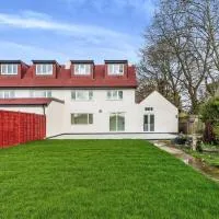 2 Orchard Farm Cottages, Sleeps 10, Large Garden, hotel i East Grinstead