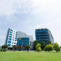 The Crew Hotel Kualanamu International Airport, hotel cerca de Aeropuerto internacional de Kualanamu - KNO, Kampungbesar