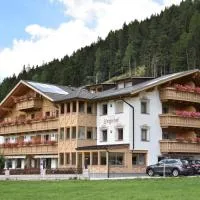Almhotel Bergerhof โรงแรมในซาร์นตัล