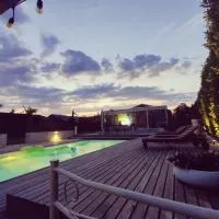 Guest house with private pool & jacuzzi، فندق في Velddriel