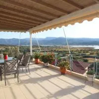 Aris Apartment، فندق في Peratiá