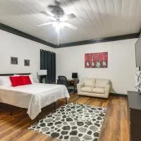 Modern Couple's Retreat in Greenwood!, hotel en Greenwood
