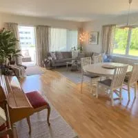Spacious 3 Bedroom next to Thon Hotel, Storsenter Shopping, and 15 minutes to Oslo, hotel u gradu 'Sandvika'
