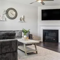 Family-Friendly 4BR Home with BBQ & Free Parking, hotel v destinácii Raeford