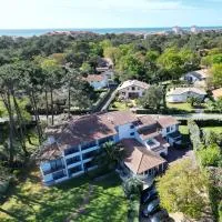 Hôtel Les Fougères - Hossegor، فندق في هوسيغور