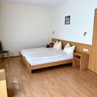 Pension Zum Bahnhof, hotel en Mörlheim