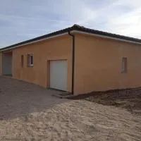 La villa des Mûriers très spacieuse de 1 à 8 voyageurs avec lit bb dans un environnement calme dans les coteaux, Hotel in Malause