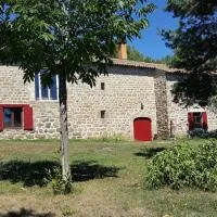 Maison typique de Haute Loire de 1782، فندق في Salettes