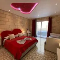 Cosy Cupids Hideout Hot Tub and BBQ - 4km away from airport, hotel v destinácii Paola