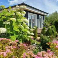 Family Garden House with Free Private Parking, Playground, BBQ and AirCond, ξενοδοχείο στη Ρίγα