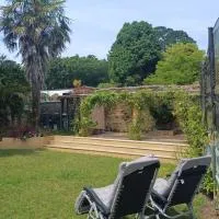 The Conifers, 3 Room, Small but Stylish Self Catering Flat in Nature Reserve Free Eden or local taxi b4 9pm no lounge, hotel em Par