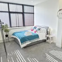2 Bed Apartment - Sleeps 4 - Wifi - Parking, Hotel in Dudley