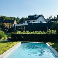 Nice house with swimming pool near Maastricht, hotel din Bunde