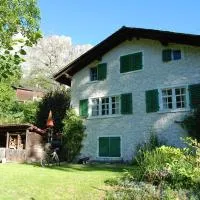 Bergbauernhaus an Wasserfall und Waldrand, Hotel in Schwändi