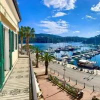 Luxury Seafront Penthouse, Hotel in Porto Azzurro