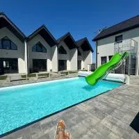 Domki Aurora klimatyzowane, z podgrzewanym basenem i zjeżdżalnią wodną, hotel a Rewal