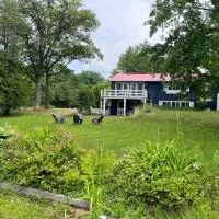 Blue cottage in Port Franks, hotell i Lambton Shores