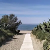 Delizioso indipendente fronte mare con giardino: torvaianica şehrinde bir otel