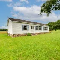 Warm & Inviting Family Home - 2 Mi to Golf Course!, hotel di McEwen