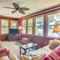 Swim Dock + Views: Lakefront Afton Vacation Rental: Afton şehrinde bir otel