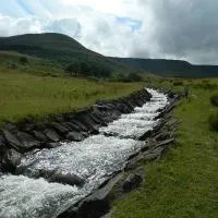 Welsh Miners Cottage Four Bedroom House, hotel sa Treherbert