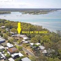 Viesnīca Wags On The Beach - Toogoom - Beachfront- 4BR-Aircon- Pets OK pilsētā Toogoom