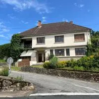 Chez henry, hotel u gradu Peyrat-le-Château