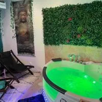 Maison Prestige Le Donjon des Plaisirs Jacuzzi, ξενοδοχείο σε Montluel