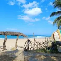 Light House Beach Hut, hotelli kohteessa Komari