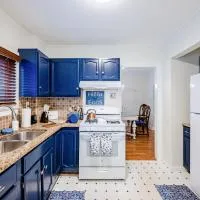 Rachel's Private Hideaway with king bed, kitchen, laundry, parking and big yard – hotel w mieście Toledo
