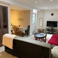 2 bedroom basement with parking, готель у місті Ричмонд-Гілл