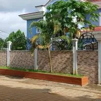 Duplex meublé 5 chambres, piscine, ménagère, voiture à louer Douala Yassa - Tigson, hotel din Douala